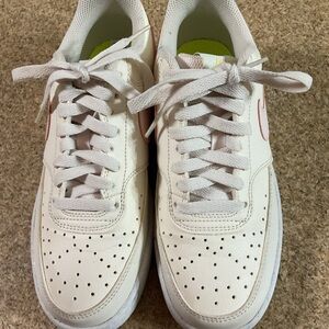 Nike shoes. Excellent condition. Size 7.5